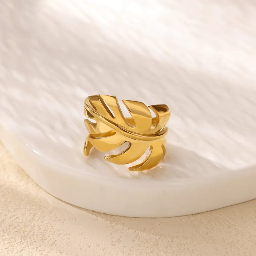 Selvine Leaf Ring