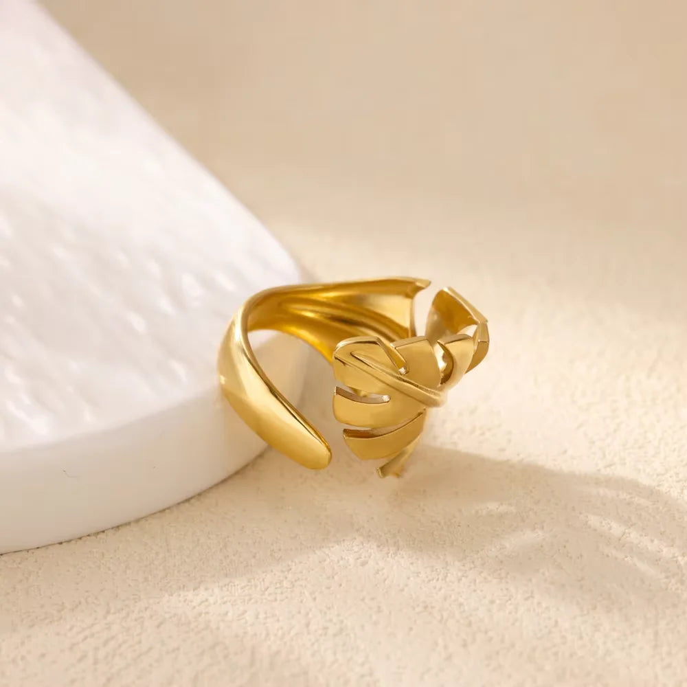 Selvine Leaf Ring