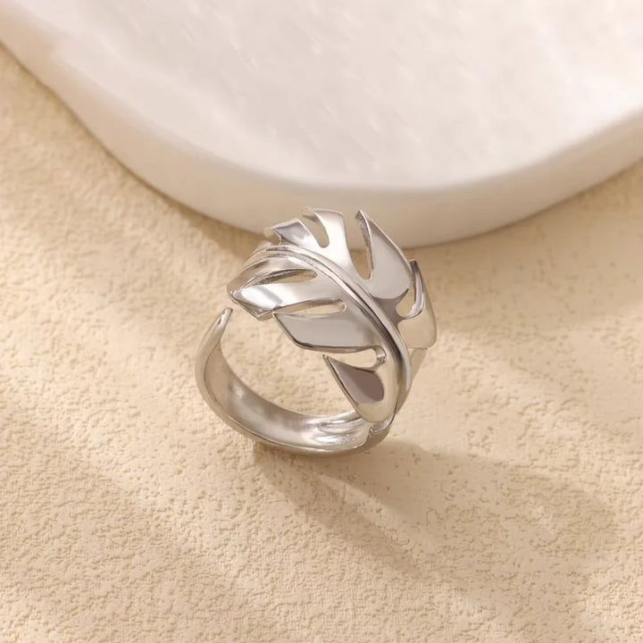 Selvine Leaf Ring