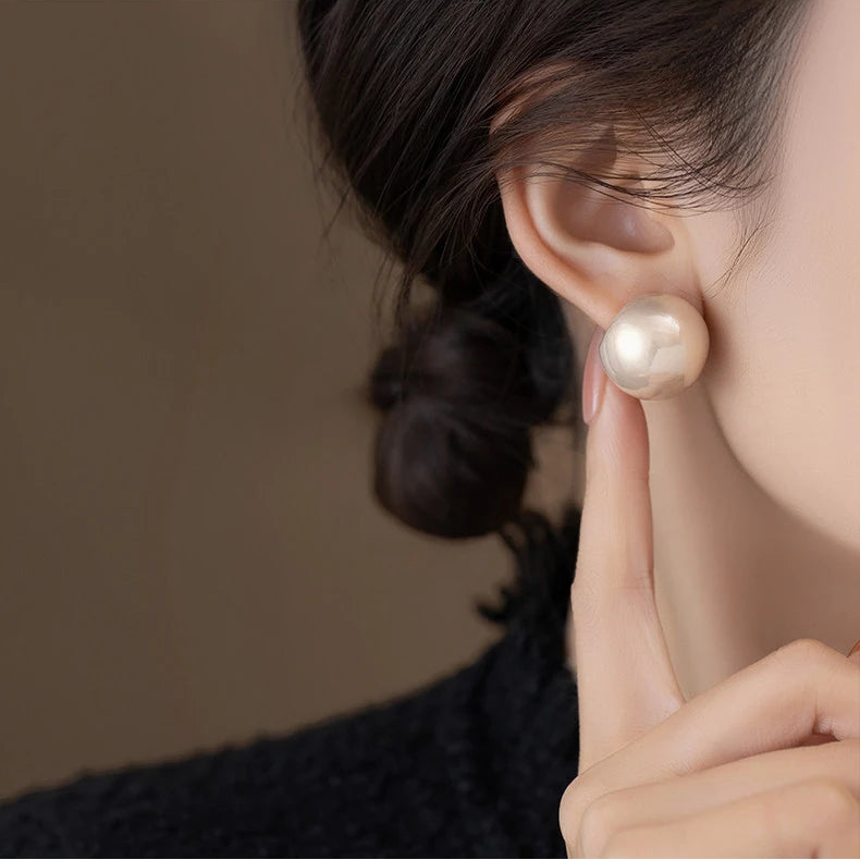 Effortlessness Pearl Studs