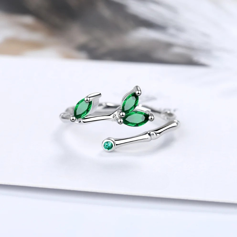 Ivy Crest Ring